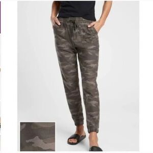 Athleta Paralon Jogger Camo Army Drawstring Pockets Casual Pants Size 2